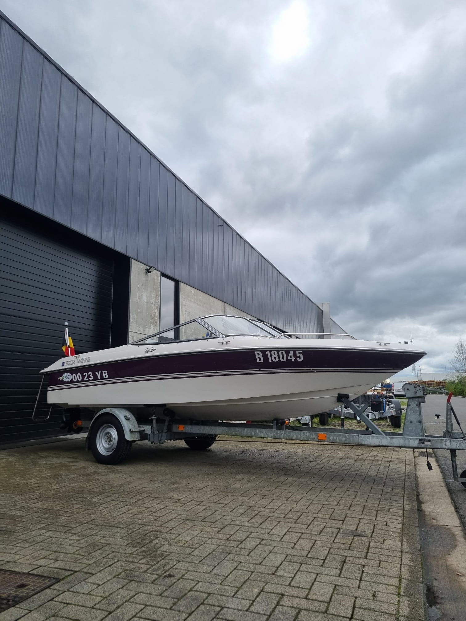 Deze verzorgde bowrider is in goede staat. De boot is zeer handig ingedeeld en heeft een zeer sterke constructie.