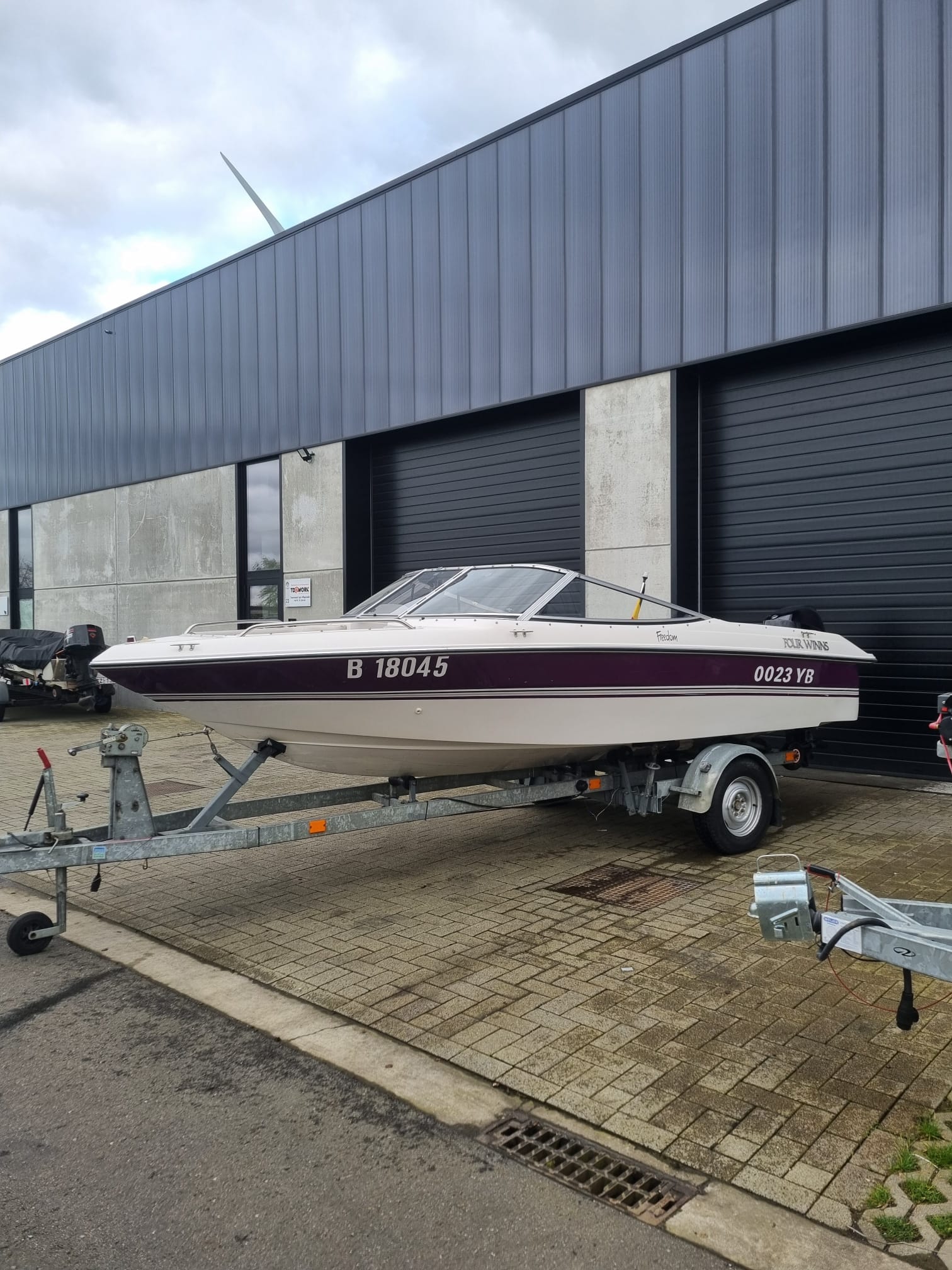 Deze verzorgde bowrider is in goede staat.  De boot is zeer handig ingedeeld en heeft een zeer sterke constructie. 