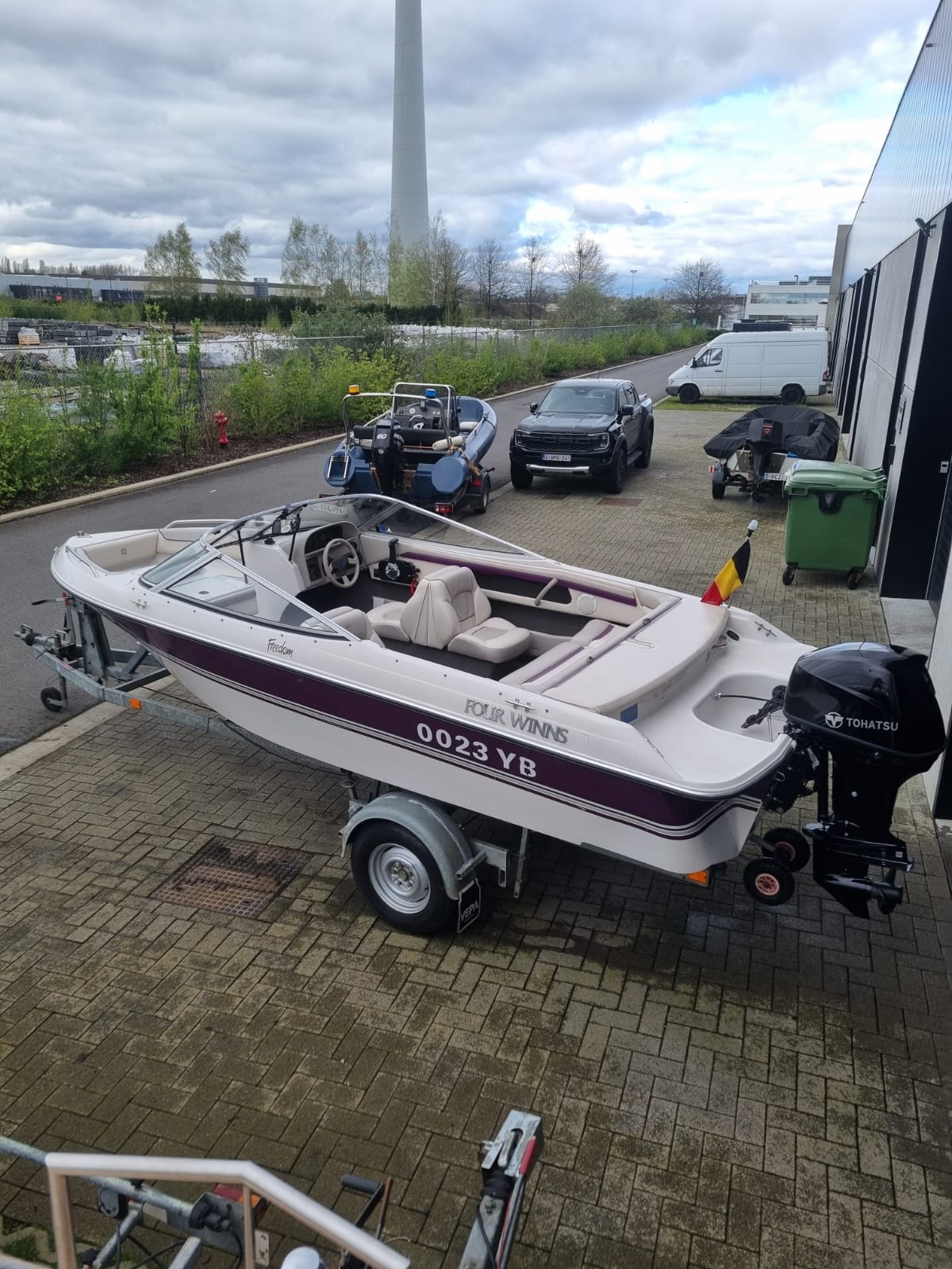Deze verzorgde bowrider is in goede staat. De boot is zeer handig ingedeeld en heeft een zeer sterke constructie.